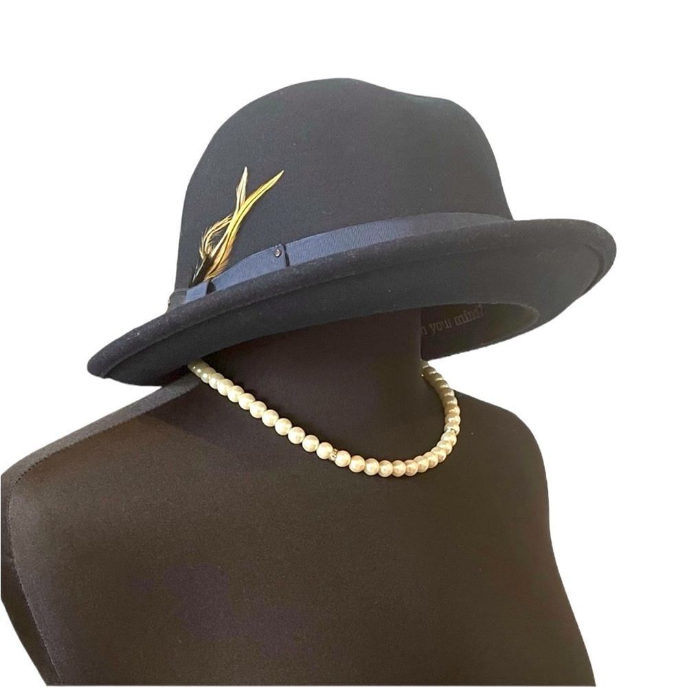Bailey of Hollywood Tino hat. EUC. Water repellent.